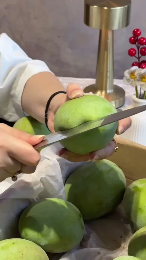 Fresh Cut — Slicing a Naturally Ripened Multan Mango